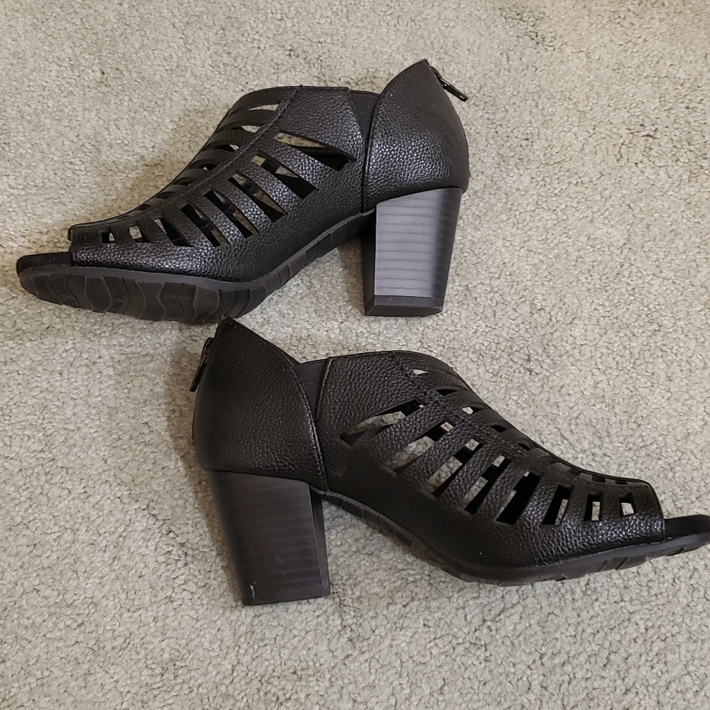 Cute strapoy black sandals